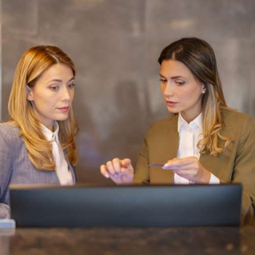 Directora de un hotel analizando