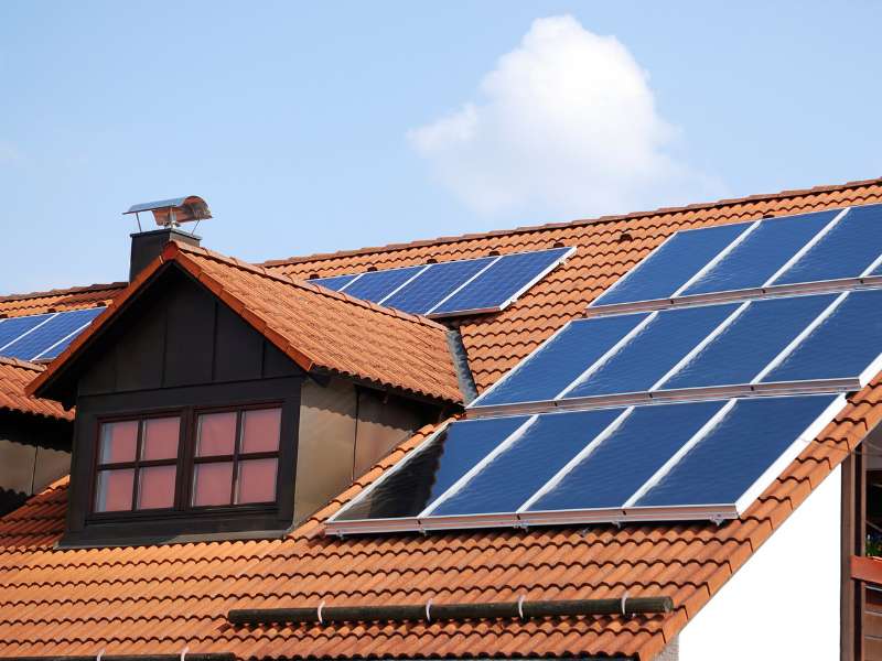 Foto de paneles solares en hoteles para energía sostenible