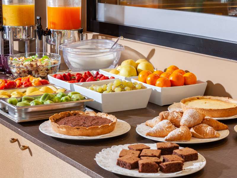 Foto de amenities en el buffet de un hotel