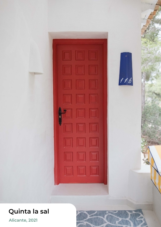 Hotel Quinta la sal, exterior puerta roja