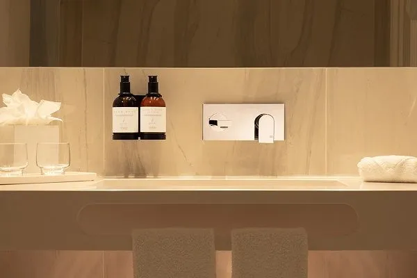 ¿Botellas individuales o dispensadores ecológicos?