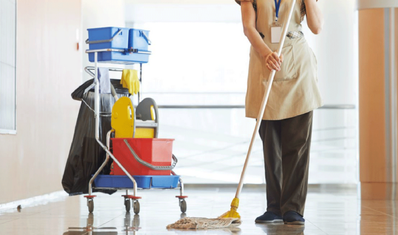 equipo de limpieza y sostenibilidad hotelera